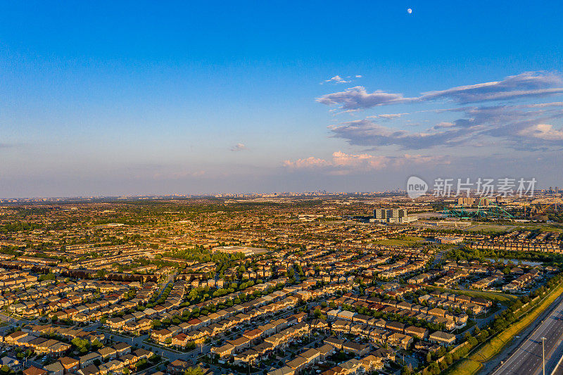 鸟瞰图Purpleville, Kleinburg在特斯顿路和400高速公路，独立和复式住宅在伍德布里奇沃恩，安大略省，加拿大